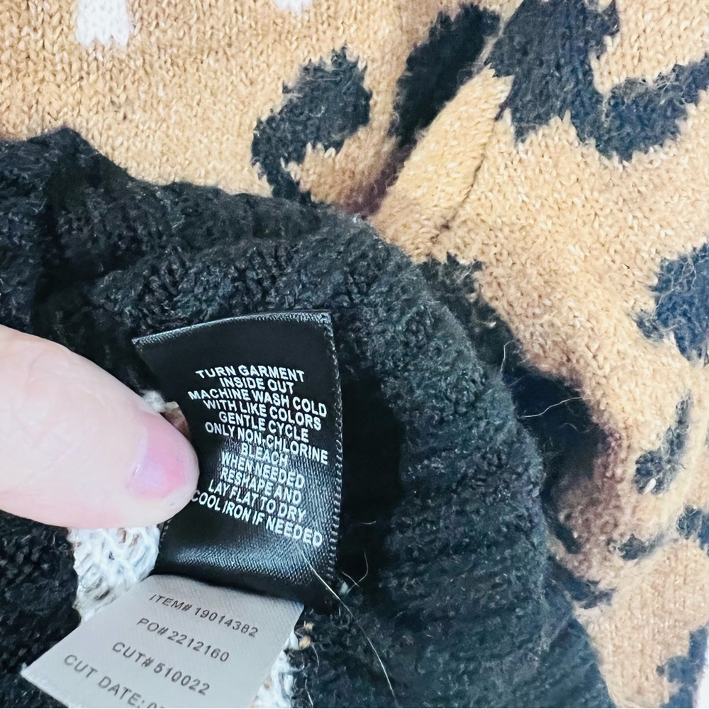 Torrid Vegan Cashmere Pullover Animal Print Crewneck Sweater Size 0 - Picture 11 of 12